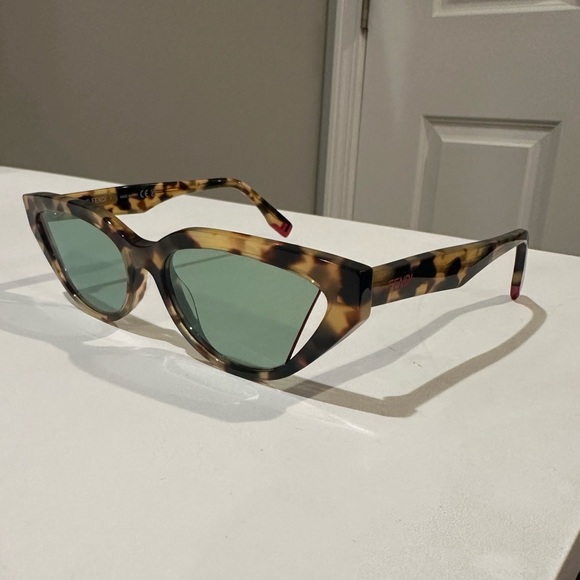 FENDI FE400091 55Q Tortoise Sunglasses main image 9
